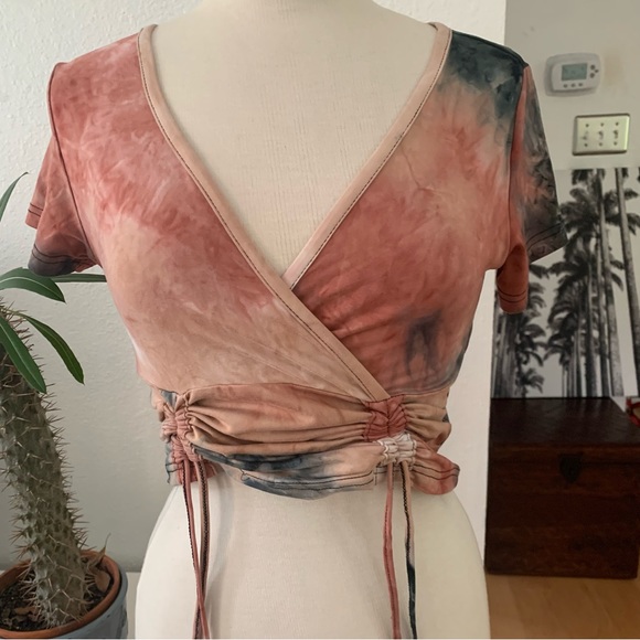 Bae City short sleeved tie-dye crop top. V-neck. Adjustable scrunched front - Picture 7 of 13